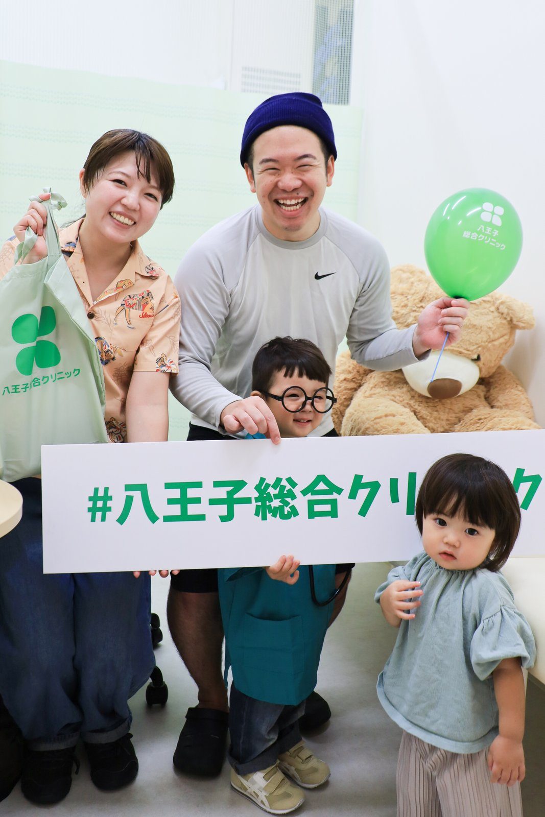 健康フェスティバルの記念撮影コーナーで写真に写るご家族